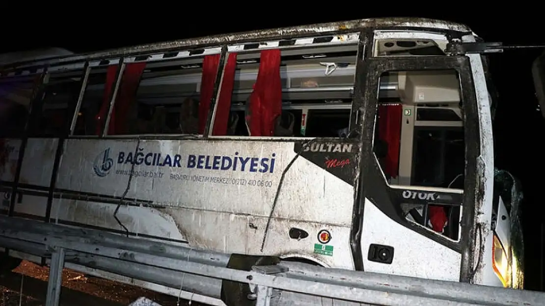 DEPREM BÖLGESİ ÇALIŞANLARINI TAŞIYAN MİDİBÜS DEVRİLDİ: 3 ÖLÜ, 19 YARALI
