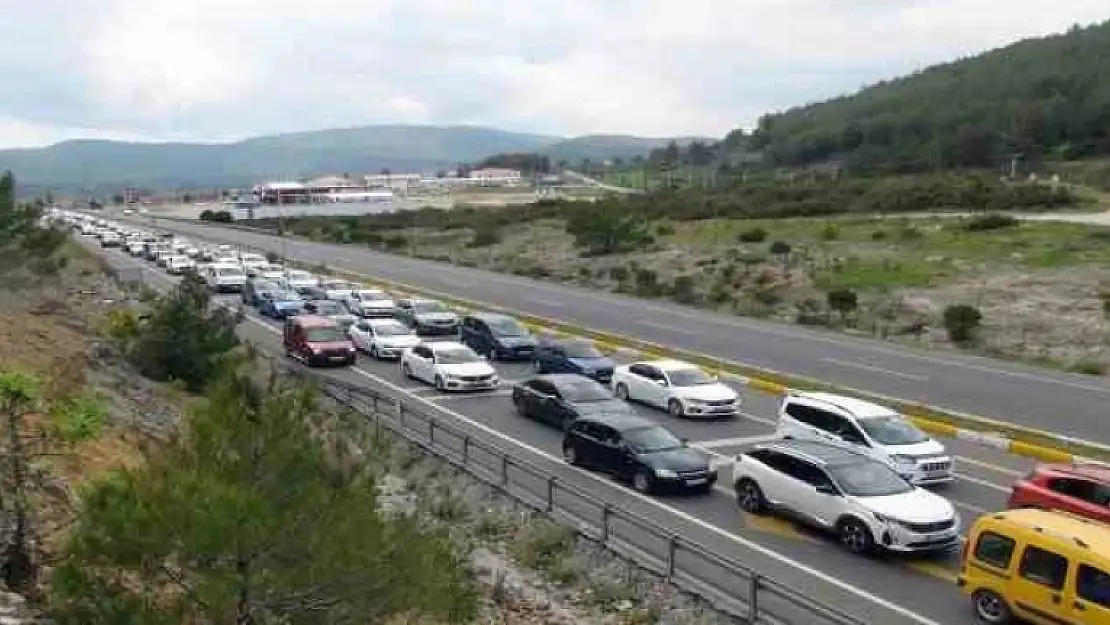 DÖNÜŞ YOLCULUĞUNDA MUĞLA'DA KİLOMETRELERCE ARAÇ KUYRUĞU