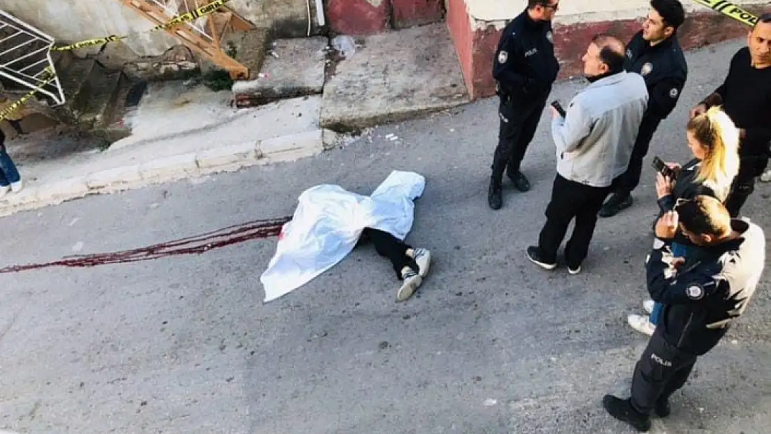 KARISINI ÇOCUĞUNUN GÖZÜNÜN ÖNÜNDE KATLETTİ