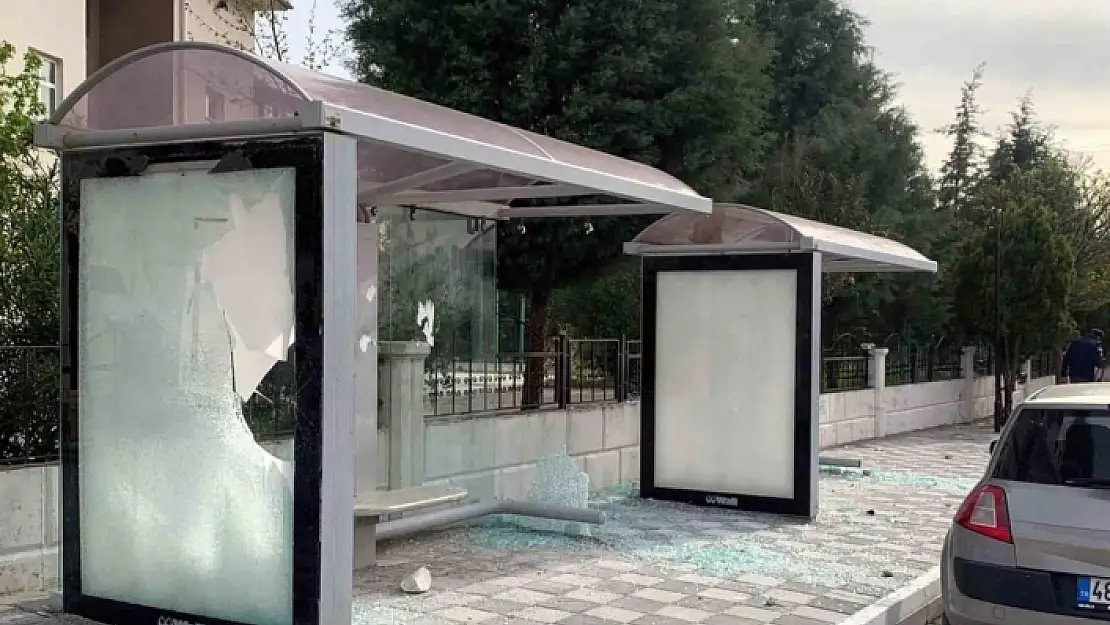 SÖKESPOR TARAFTARLARI, YATAĞAN'DA POLİSİ TAŞLADI VE OTOBÜS DURAKLARINA ZARAR VERDİ