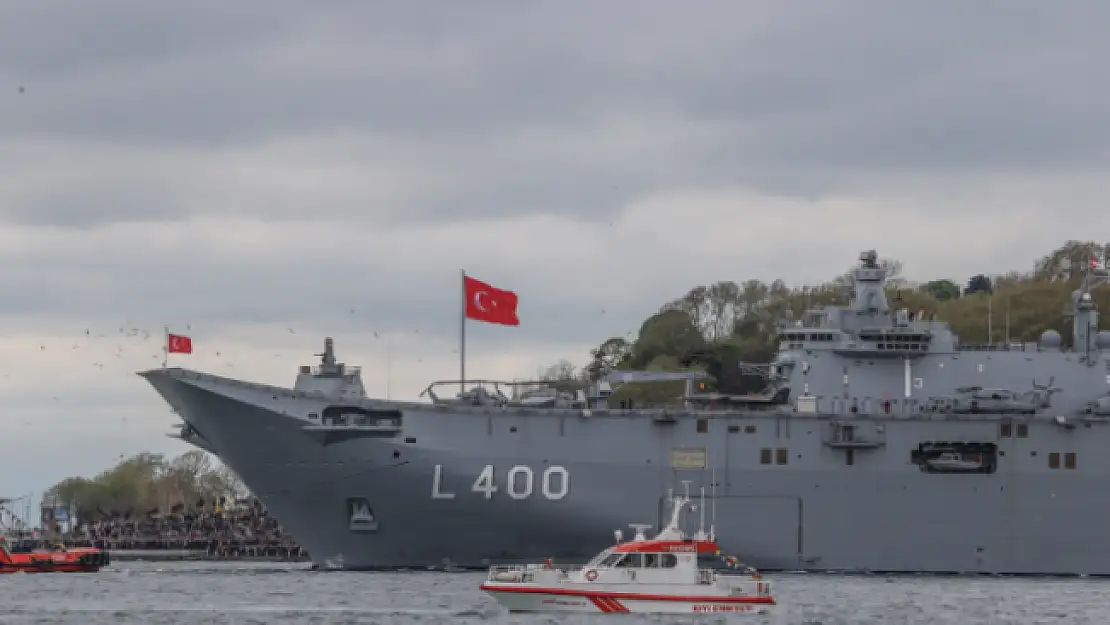 TCG ANADOLU İSTANBUL BOĞAZI'NDA CUMHURBAŞKANI ERDOĞAN VE ÇOCUKLARI SELAMLADI