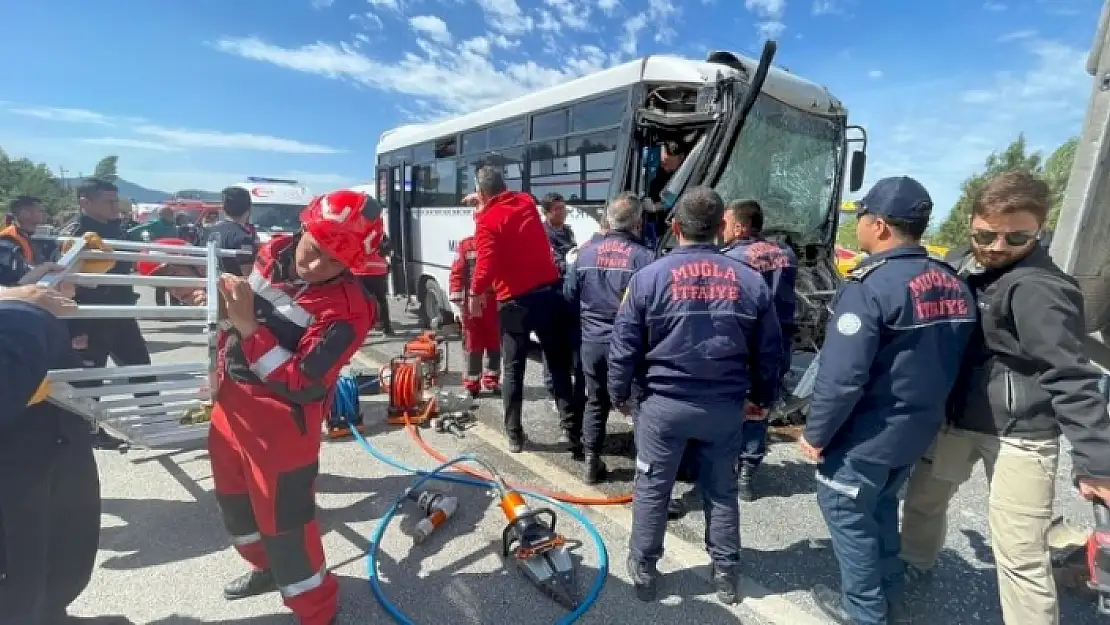 MUĞLA BÜYÜKŞEHİR MİDİBÜSÜ KAMYONA ÇARPTI: 34 KİŞİ YARALANDI