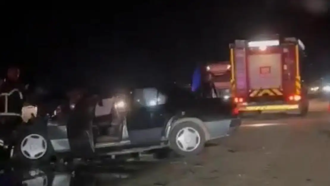 OTOMOBİLLE TARKTÖR ÇARPIŞTI : 1 ÖLÜ 2 YARALI