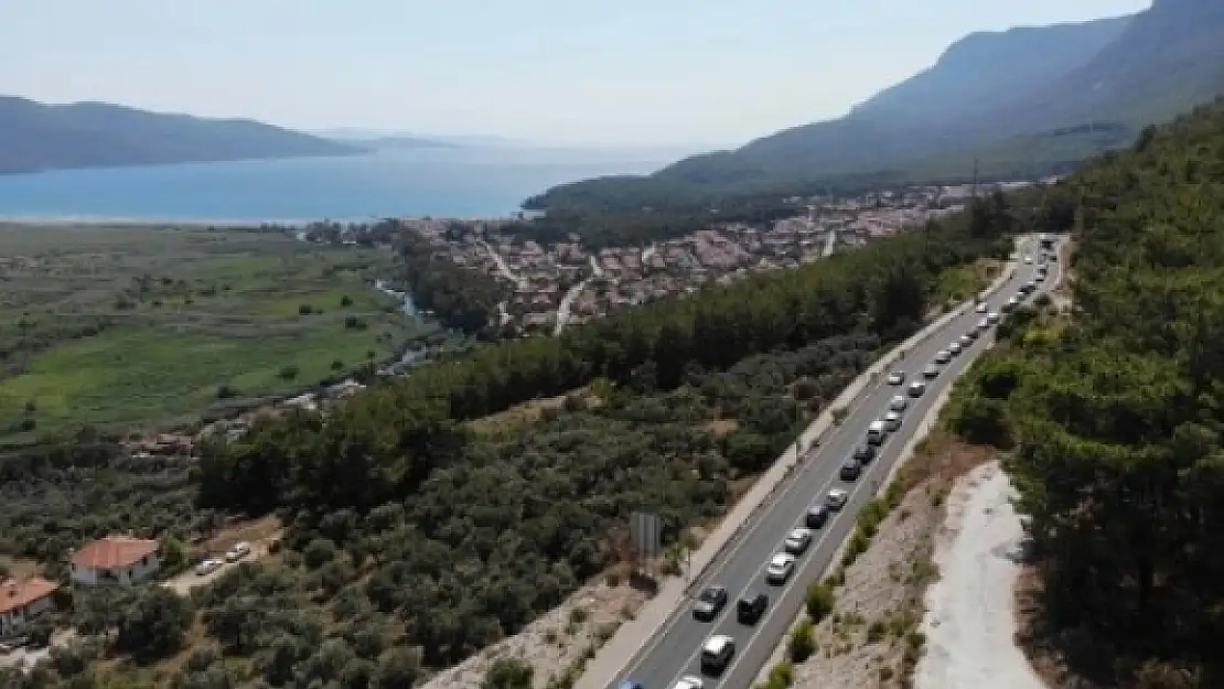 AKYAKA VE ÖLÜDENİZ'DE ARAÇ KUYRUĞU