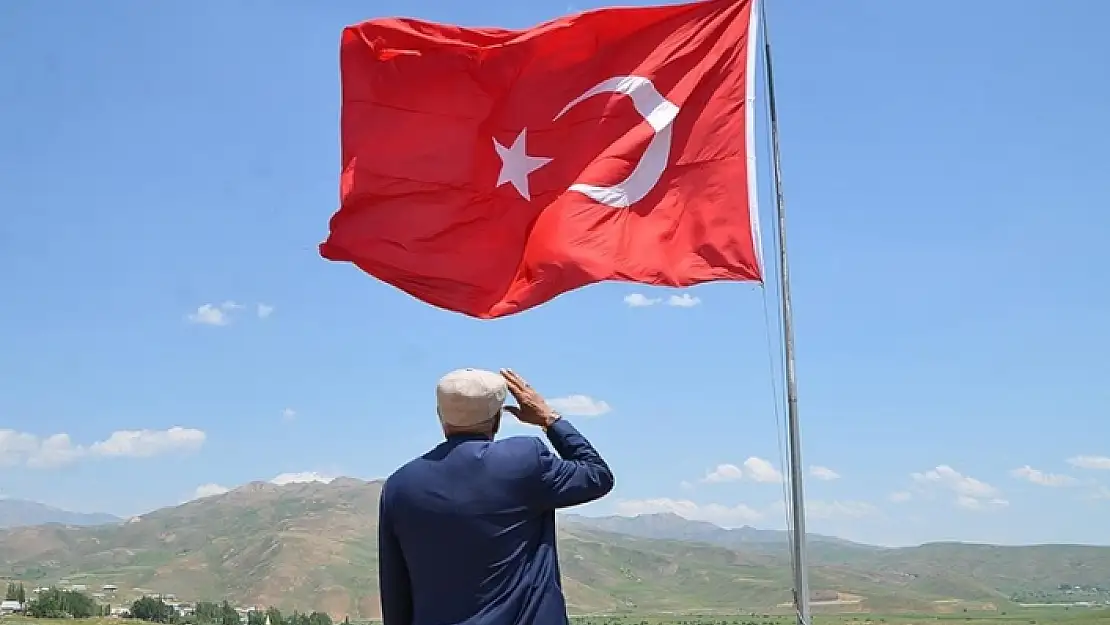 EVİNİN YANINDAKİ TEPEYE DİKTİĞİ DİREKTE 39 YILDIR TÜRK BAYRAĞINI DALGALANDIRIYOR