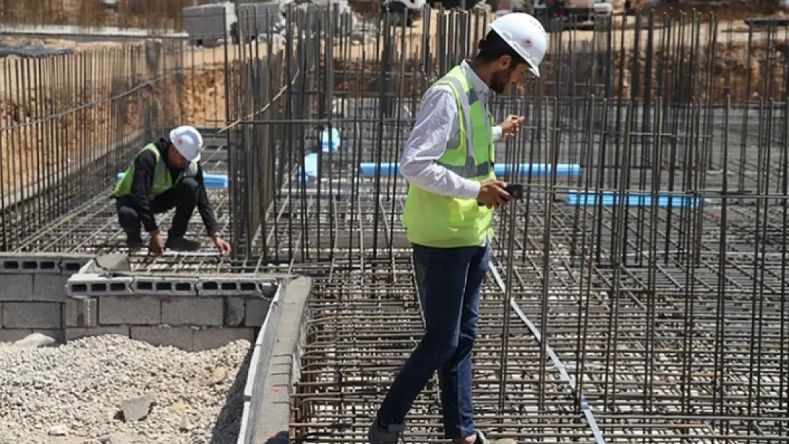 İNŞAAT MÜHENDİSİ ÖZDEMİR, TOKİ'NİN KONUT PROJESİNDE GÖREV ALIYOR