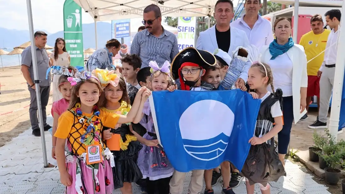 MARMARİS'TE ÖĞRENCİLERLE BERABER MAVİ BAYRAK ÇEKİLDİ