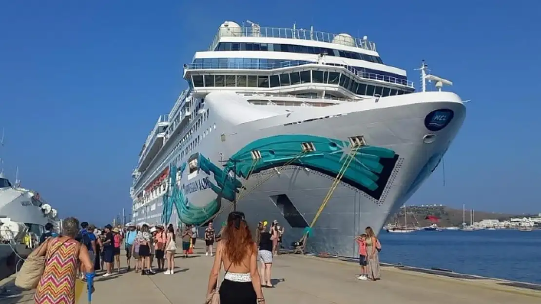 BODRUM'A NORWEGIAN JADE İSİMLİ YOLCU GEMİSİ GELDİ