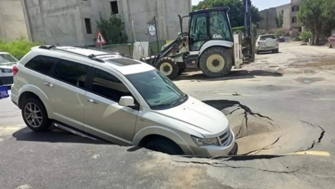 BODRUM'DA ÇUKURA DÜŞEN OTOMOBİL ÇEKİCİ İLE KURTARILDI
