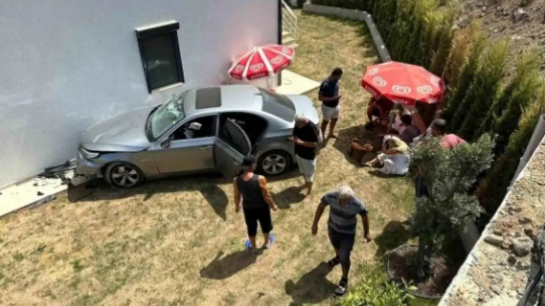 BODRUM'DA KONTROLDEN ÇIKAN ARAÇ EVİN BAHÇESİNE DÜŞTÜ
