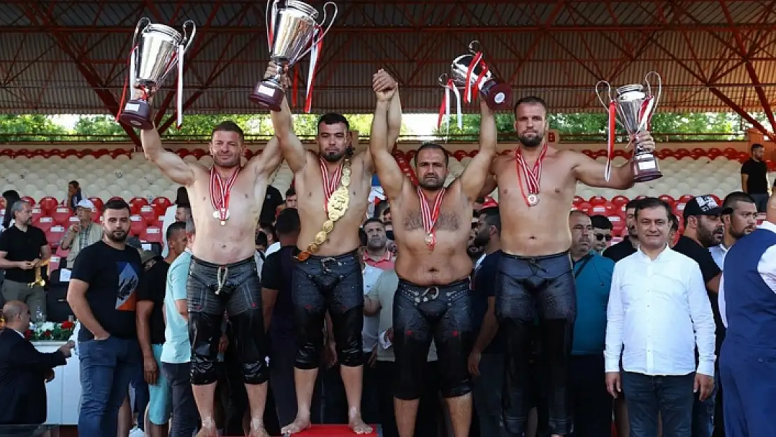 KIRKPINAR YAĞLI GÜREŞLERİNDE BAŞPEHLİVAN YUSUF CAN ZEYBEK OLDU