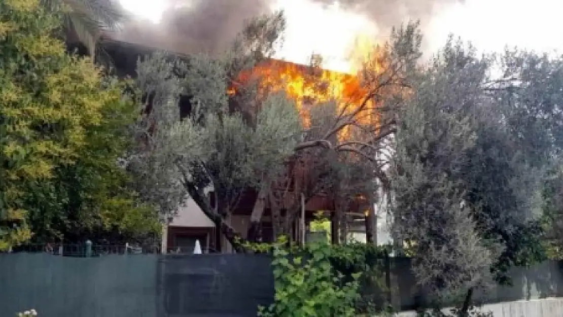 KÖYCEĞİZ'DE AHŞAP ÇATIDA ÇIKAN YANGIN KISA SÜREDE SÖNDÜRÜLDÜ