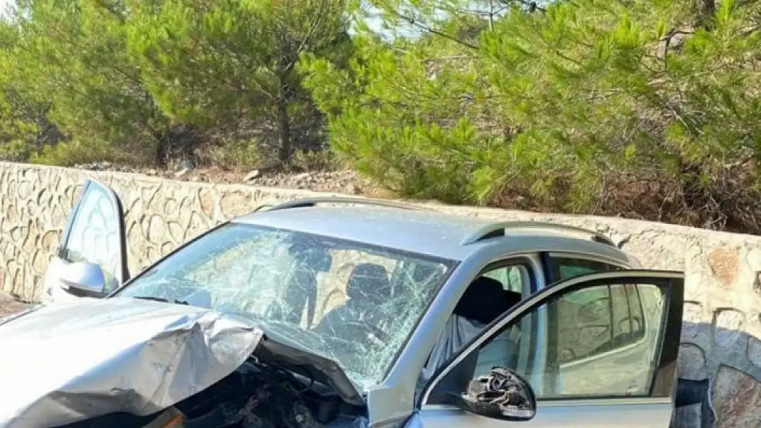 MARMARİS'TE OTOMOBİLLER KAFA KAFAYA ÇARPIŞTI: 1 ÖLÜ, 1'İ AĞIR 3 YARALI