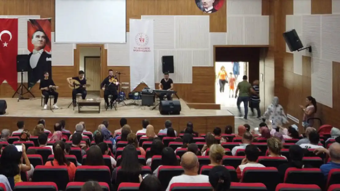 MENTEŞE'DE DEPREMZEDE MİSAFİRLER İÇİN TÜRK SANAT MÜZİĞİ KONSERİ VERİLDİ