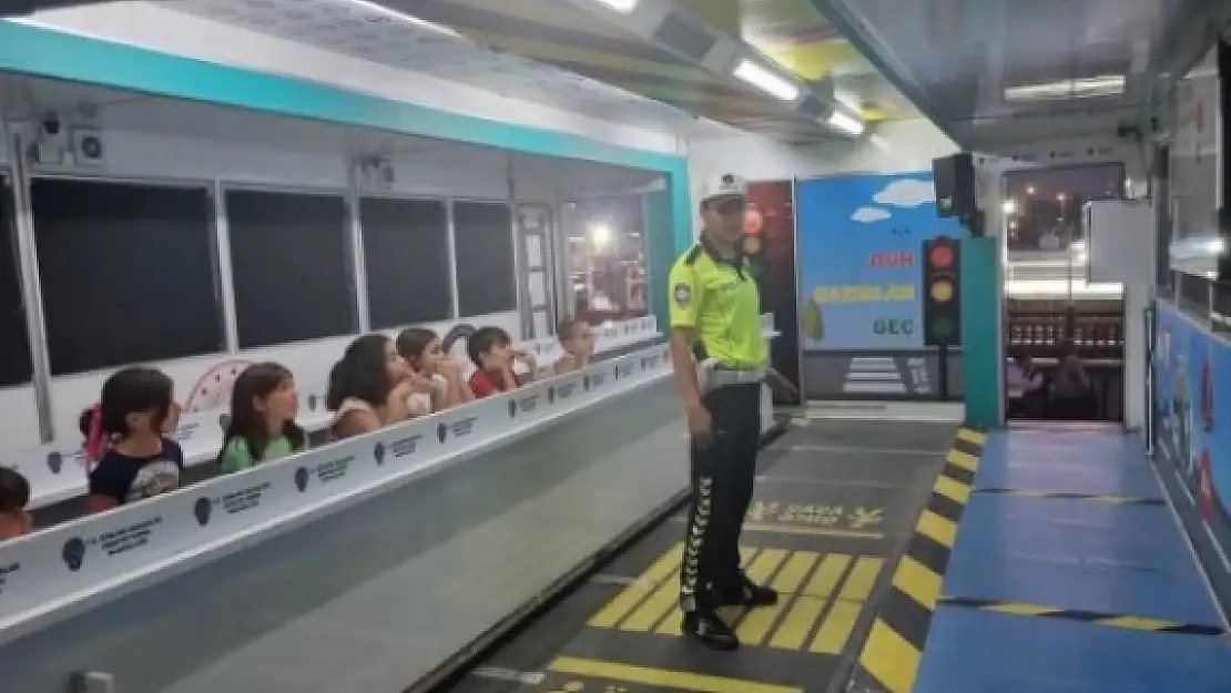 MOBİL TRAFİK EĞİTİM TIRI MARMARİS'TE ÖĞRENCİLERLE BULUŞTU