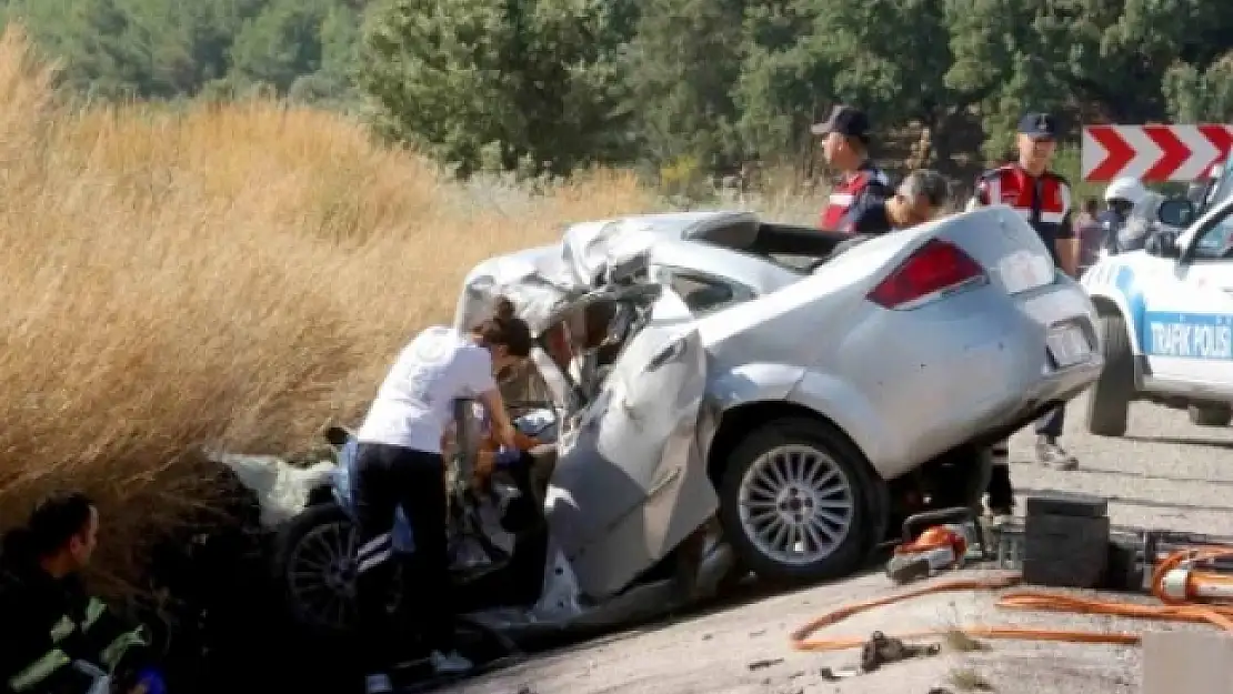 SEYDİKEMER'DE TRAFİK KAZASI:2 ÖLÜ