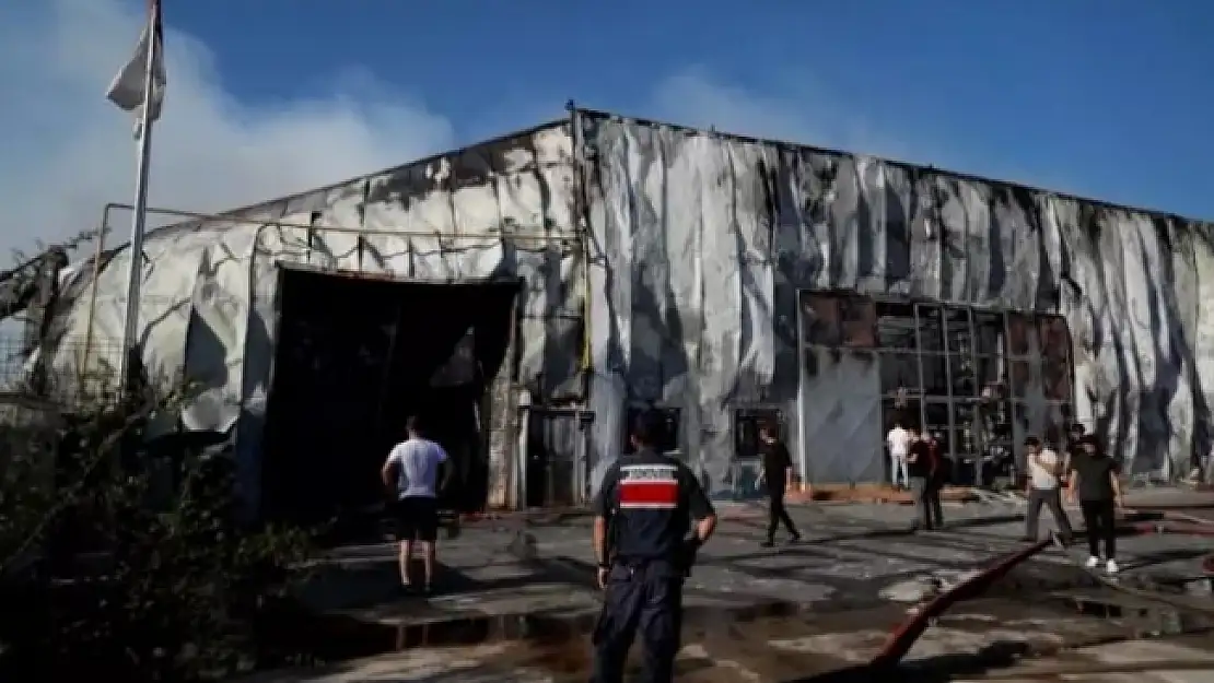 ANTALYA'DA BAŞLAYAN FABRİKA YANGINI SÖNDÜRÜLDÜ