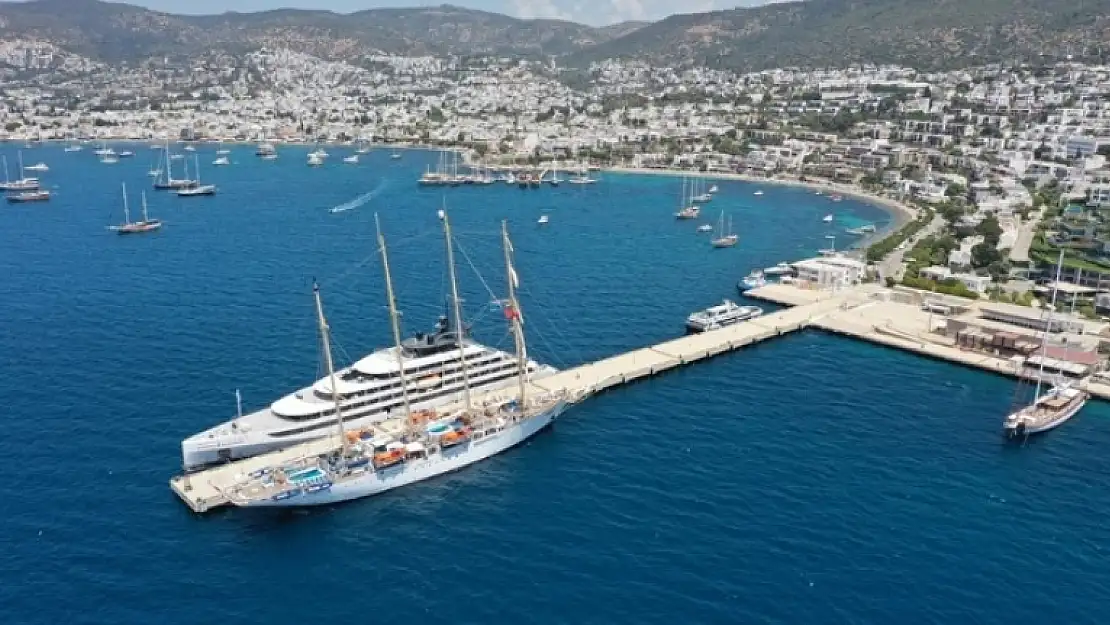 BAHAMALAR VE MALTA BAYRAKLI İKİ KRUVAZİYER BODRUM'A GELDİ