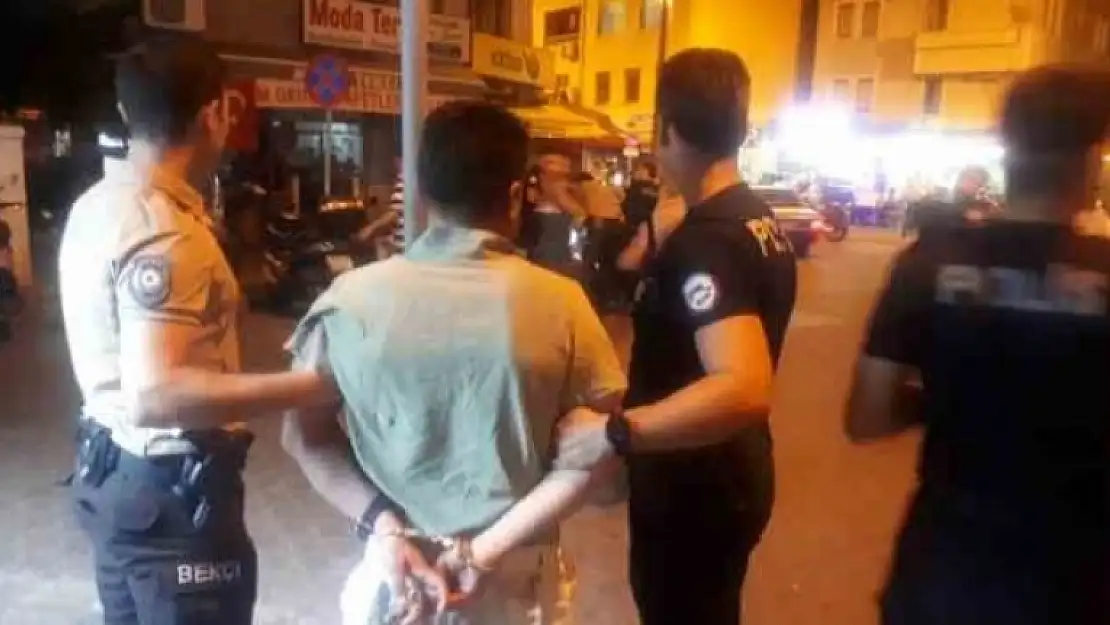 DUR İHTARINA UYMAYAN SÜRÜCÜ UYUŞTURUCU SATICISI ÇIKTI