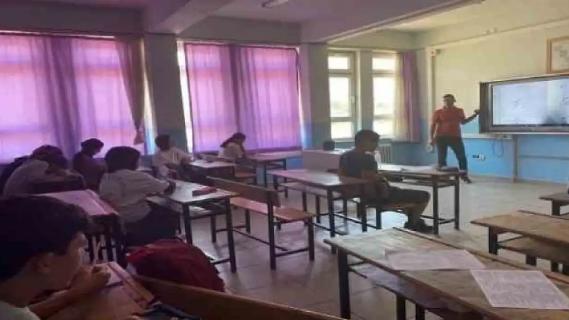 ORTAOKUL ÖĞRENCİLERİ İÇİN AÇILAN DESTEKLEME KURSLARI DEVAM EDİYOR