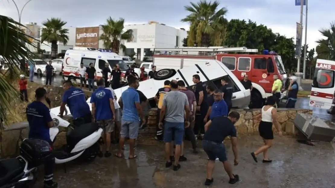 BODRUM'DA YAĞIŞLI HAVADA MEYDANA GELEN MİDİBÜS KAZASI: 23 YARALI