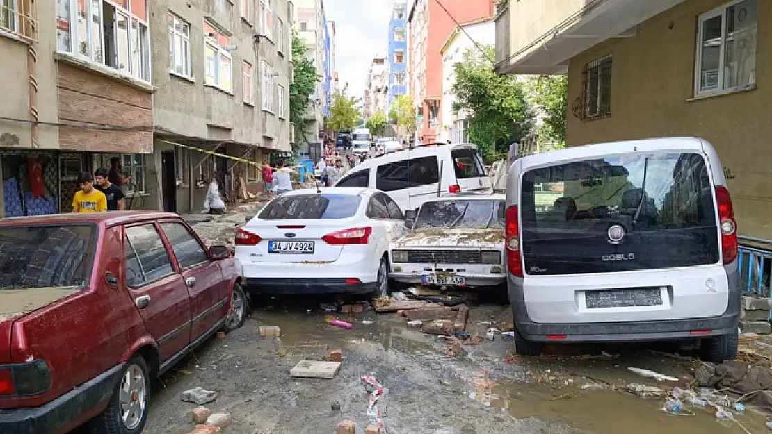 İSTANBUL'DA SELDEN ETKİLENEN HANELERE 15 BİN TL YARDIM YAPILACAK