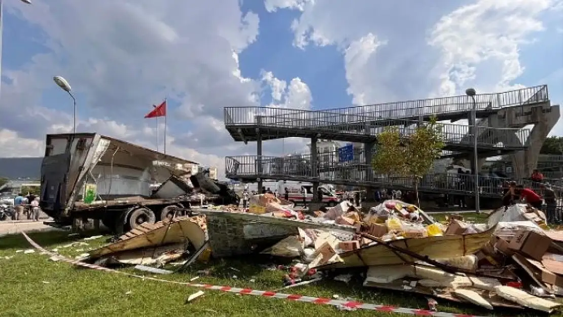 MİLAS'TA TIR KAZASI: ÜST GEÇİDE ÇARPAN SÜRÜCÜ HAYATINI KAYBETTİ