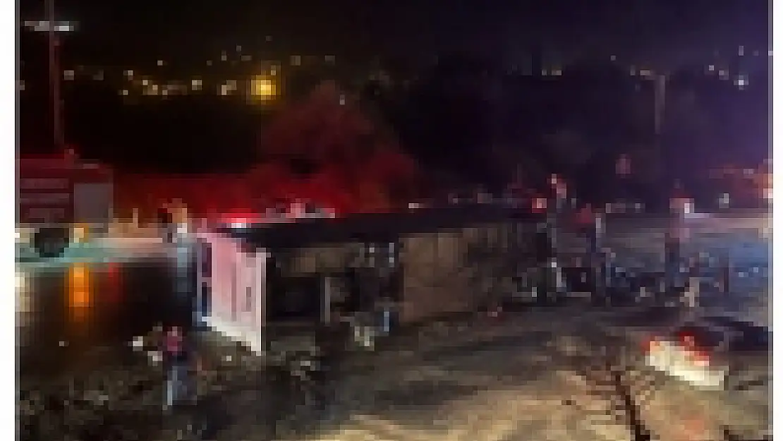 PAMUKKALE'DE ZİNCİRLEME TRAFİK KAZASI: 3 ÖLÜ 50 YARALI