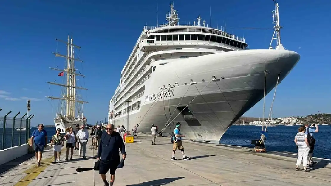 YOLCU GEMİLERİ BODRUM'A GELMEYE DEVAM EDİYOR