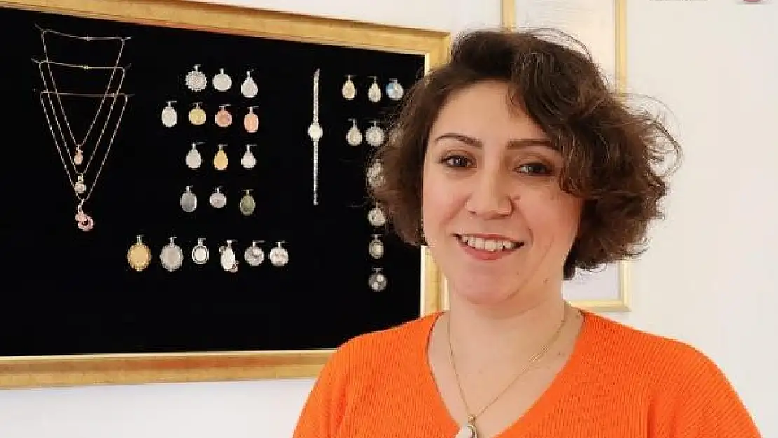 Anne sütü, bebek saçı ve kandan takılar üretiyor