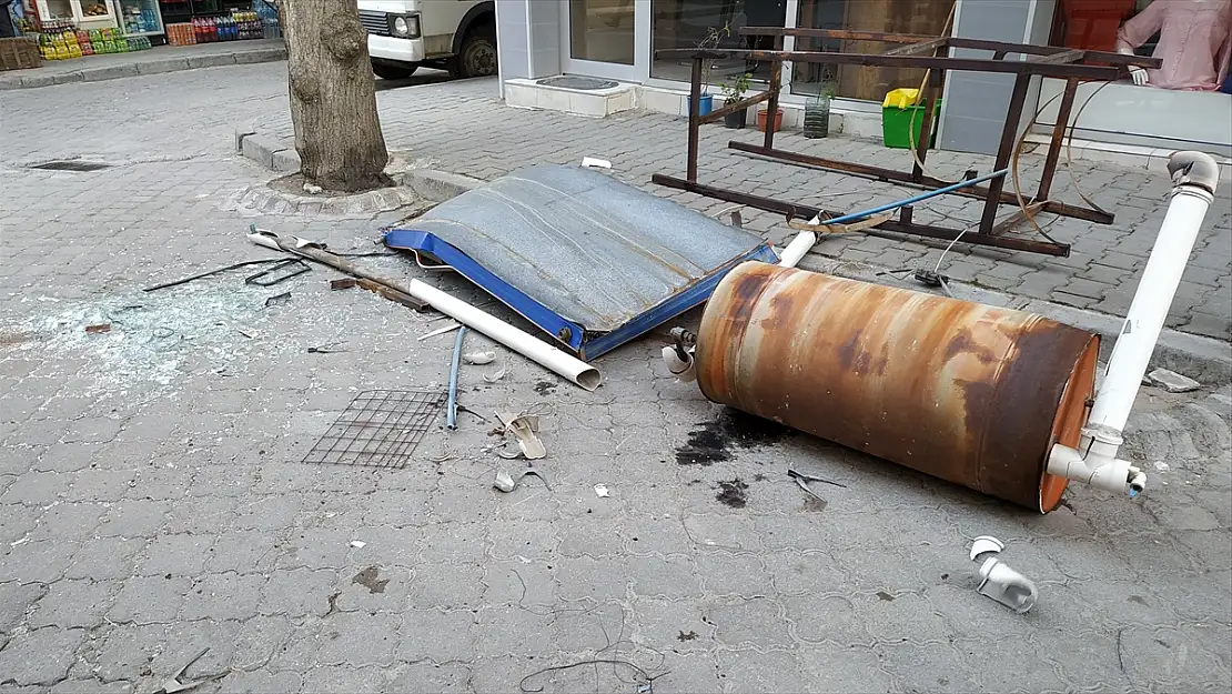 EGE'DE FIRTINA ETKİLİ OLUYOR