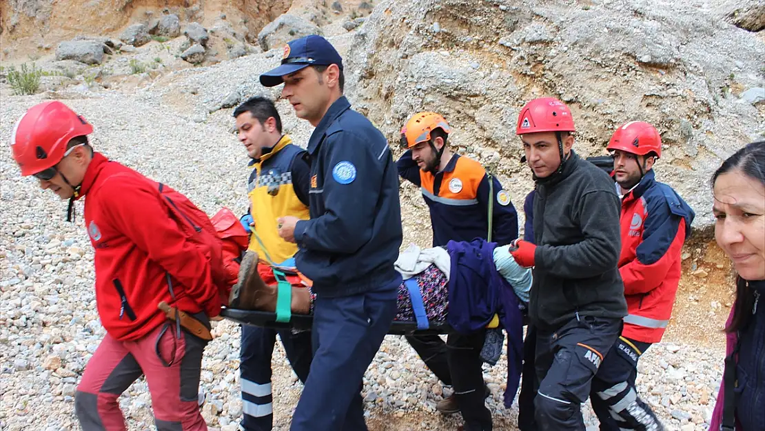 MUĞLA'DA KAYALIKLARDAN DÜŞEN KADIN KURTARILDI