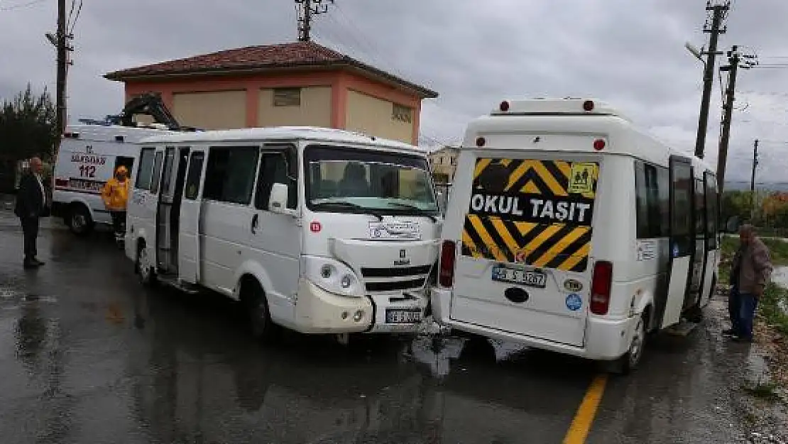 MUĞLA'DA ÖĞRENCİ SERVİSLERİ ÇARPIŞTI:4 YARALI !