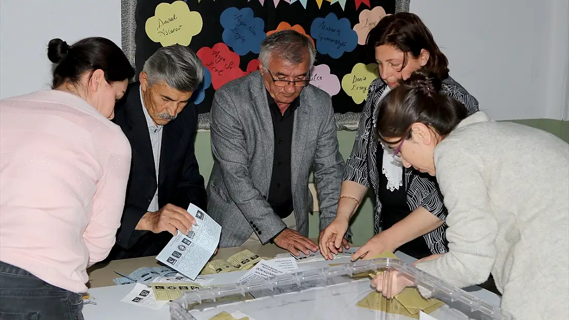 TÜRKİYE GENELİNDE OY VERME İŞLEM TAMAMLANDI