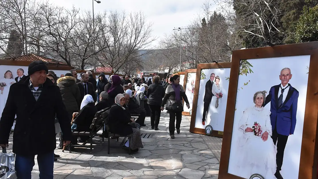 Yıllar sonra düğün fotoğrafı için objektif karşısına geçtiler