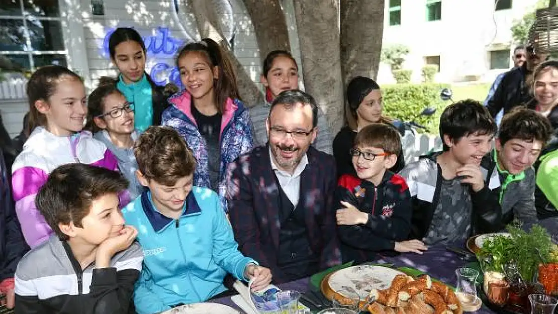 BAKAN KASAPOĞLU GENÇ SPORCULARI SEVİNDİRDİ