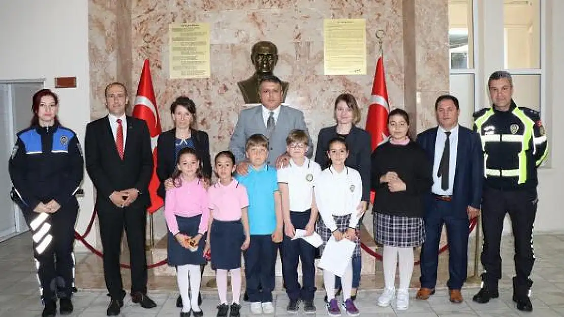 MARMARİS'TE İLKOKULLU ÇOCUKLAR POLİS MÜDÜRÜ KOLTUĞUNA OTURDU