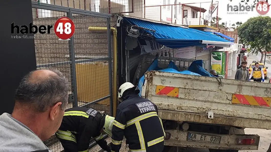 Muğla'da freni boşalan kamyonet iş yerine çarptı