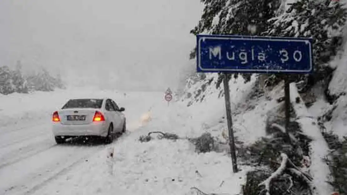 Muğla'da Karların Kapattığı Yollar Açılıyor