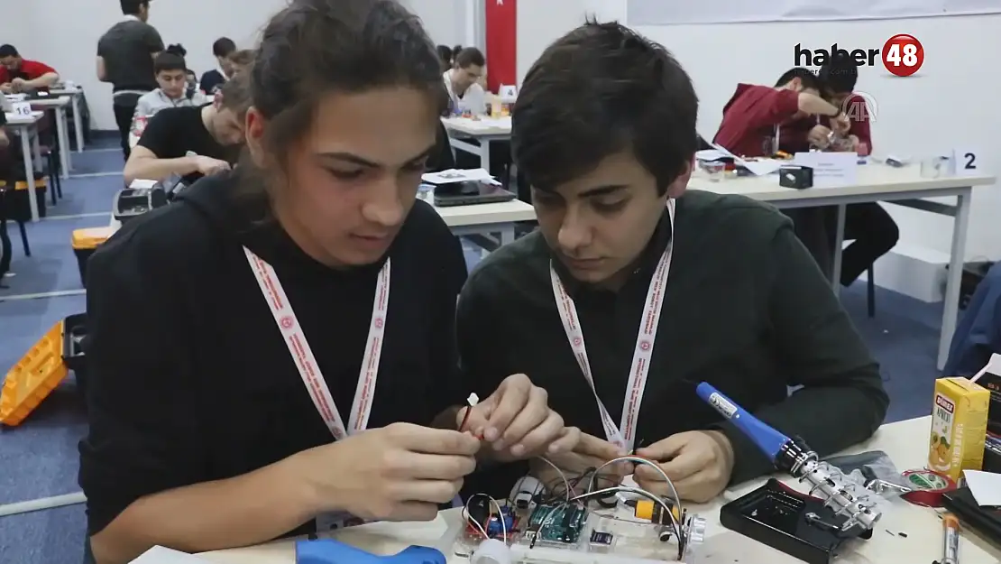 ÖĞRENCİLER 8 SAAT İÇİNDE ROBOT YAPIP YARIŞTIRIYORLAR