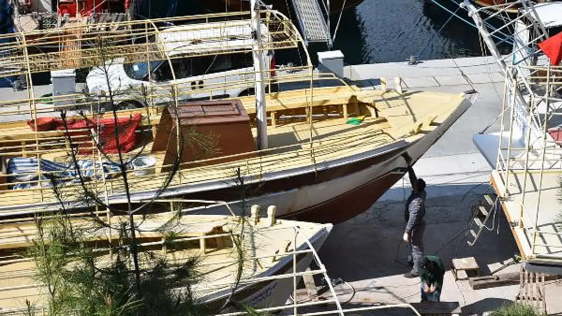 MARMARİS'TE TEKNELER TURİZM SEZONUNA HAZIRLANIYOR