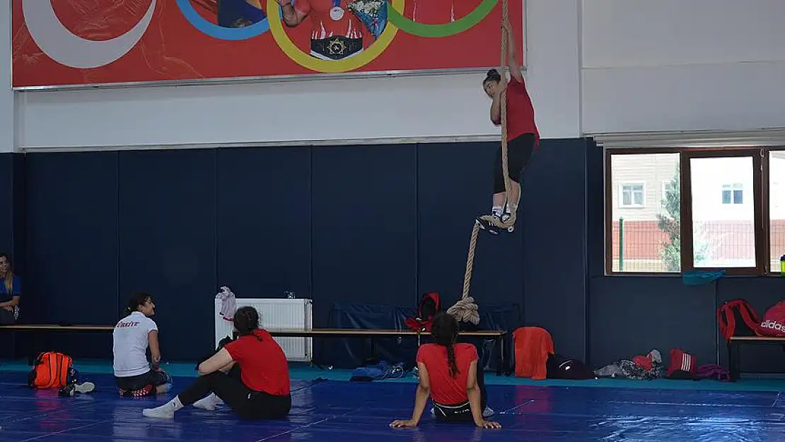 Kadın güreşçiler Niğde'de güç depolayacak
