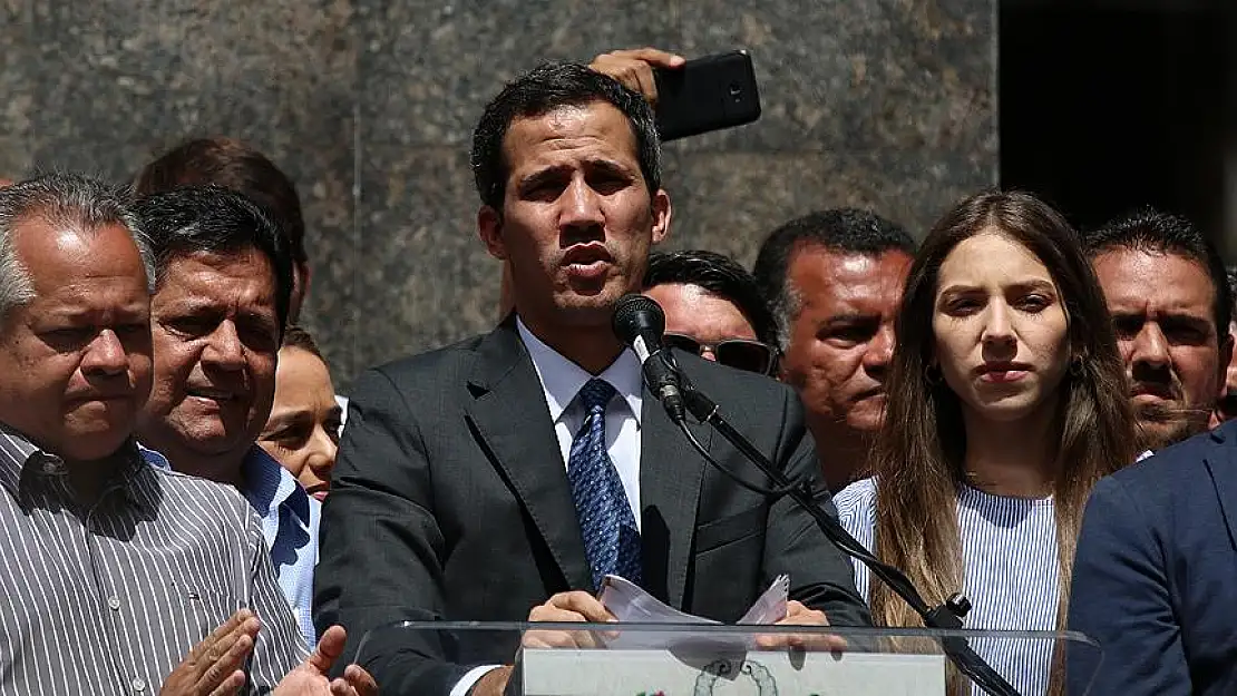 Guaido, Maduro'yu devirebilmek için askerlerle görüşüyor