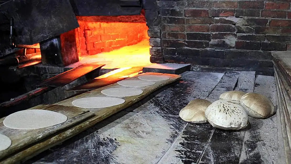İran'da halk ekmek kaçakçılığına başladı
