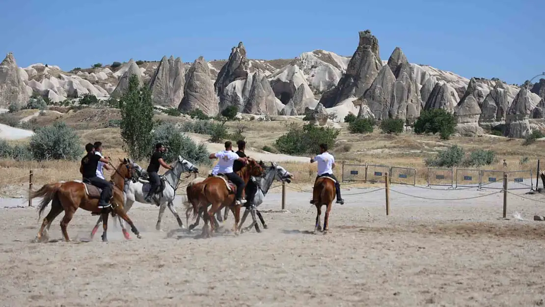 Kapadokya'da güzel atlar podyuma çıktı