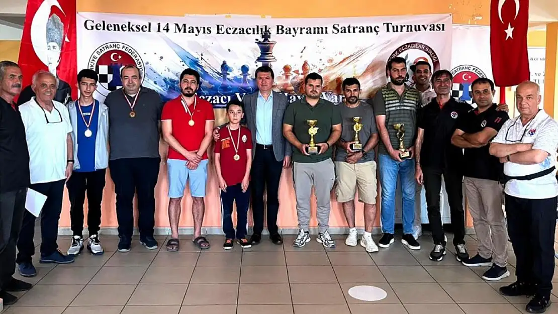Köyceğiz'de eczacılık bayramı satrançla kutlandı