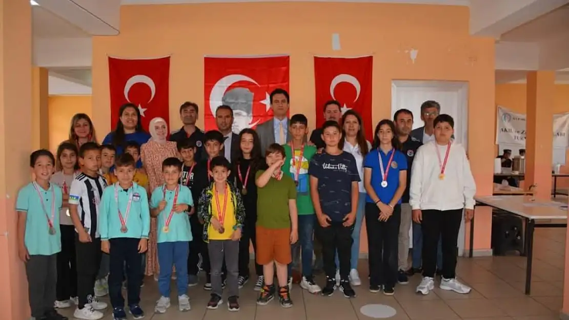 Köyceğiz'de Mavi Yeşil Okullar Projesi Satranç Turnuvası gerçekleştirildi