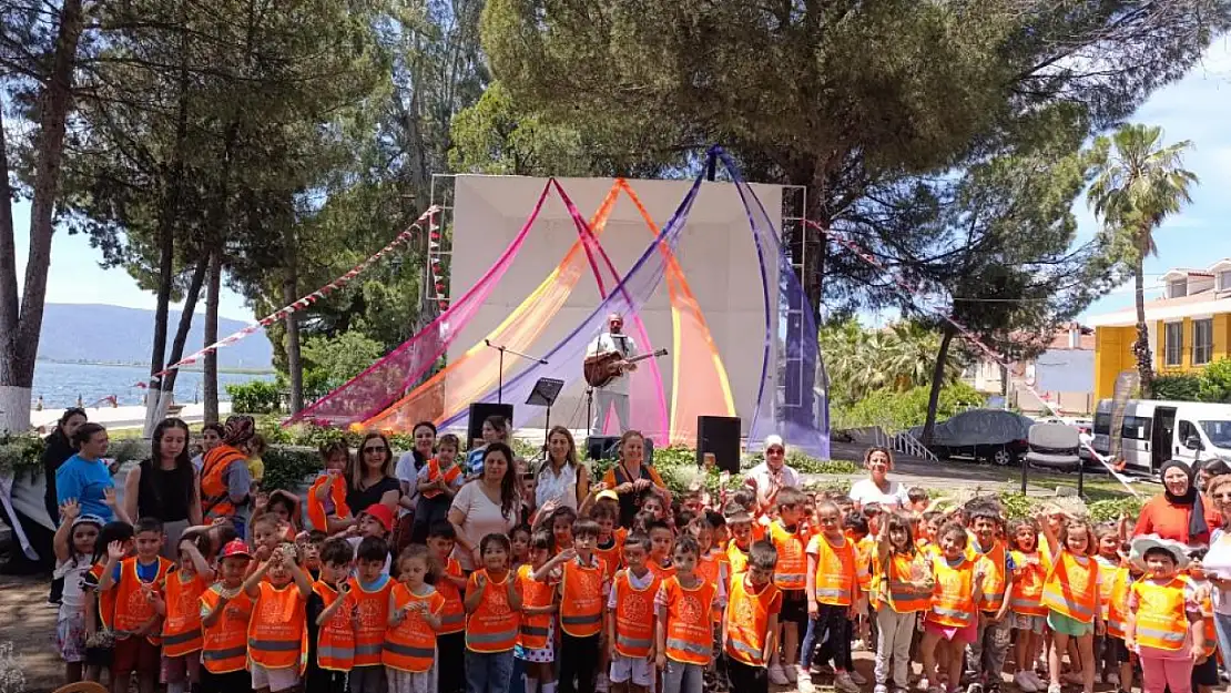 Köyceğiz'de miniklere göl kenarında konser
