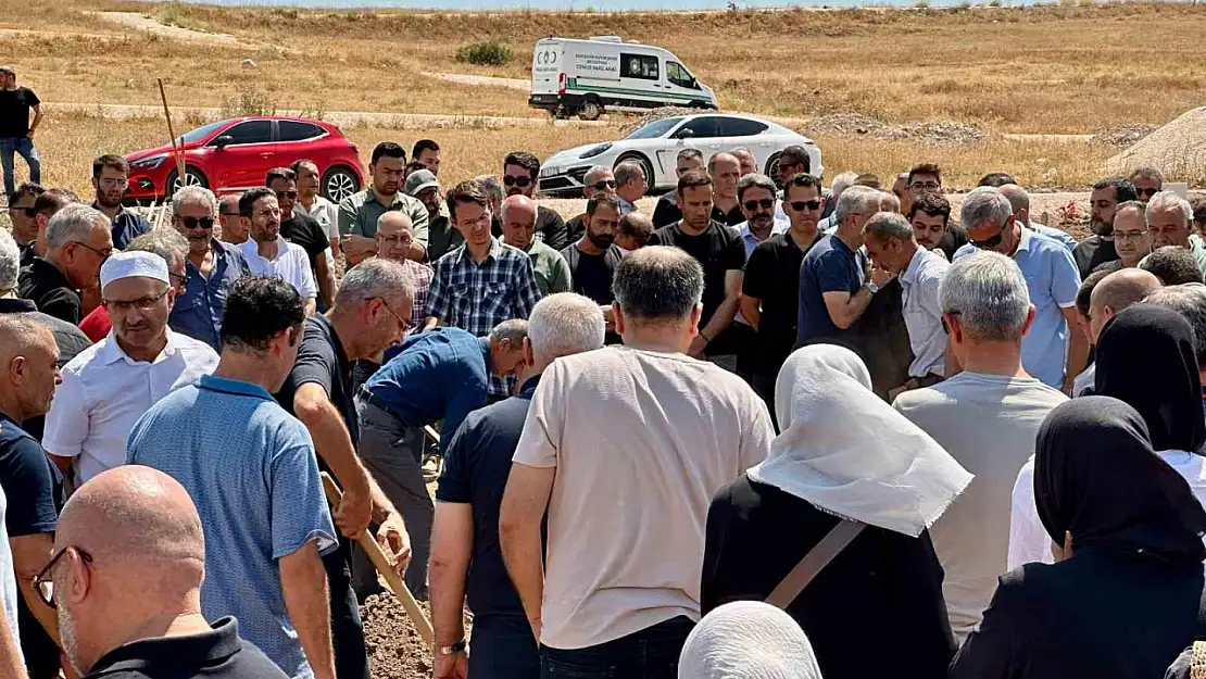 Köyceğiz'de otel havuzunda boğulan çocuk Eskişehir'de toprağa verildi
