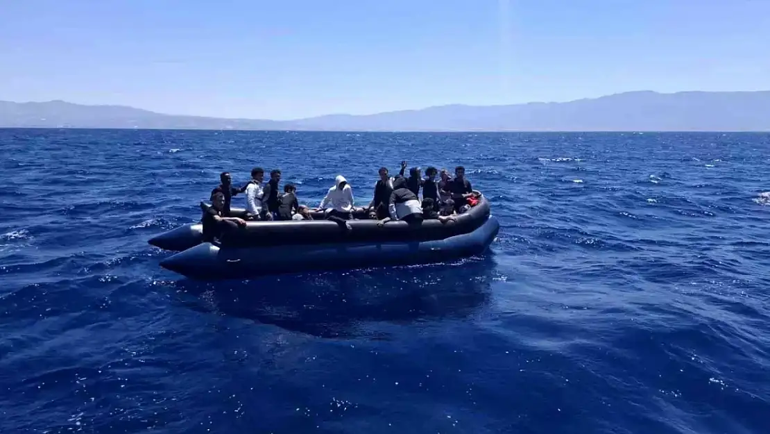 Kuşadası'nda Yunanlar tarafından geri itilen 22 göçmen kurtarıldı